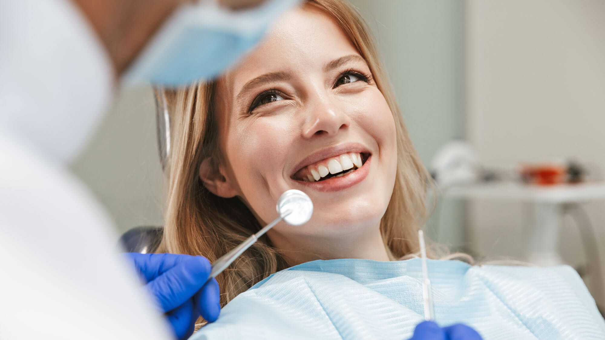 woman_smiling_at_dentist